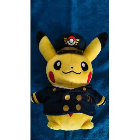 Peluche POKEMON Pikachu con traje de piloto 21cm