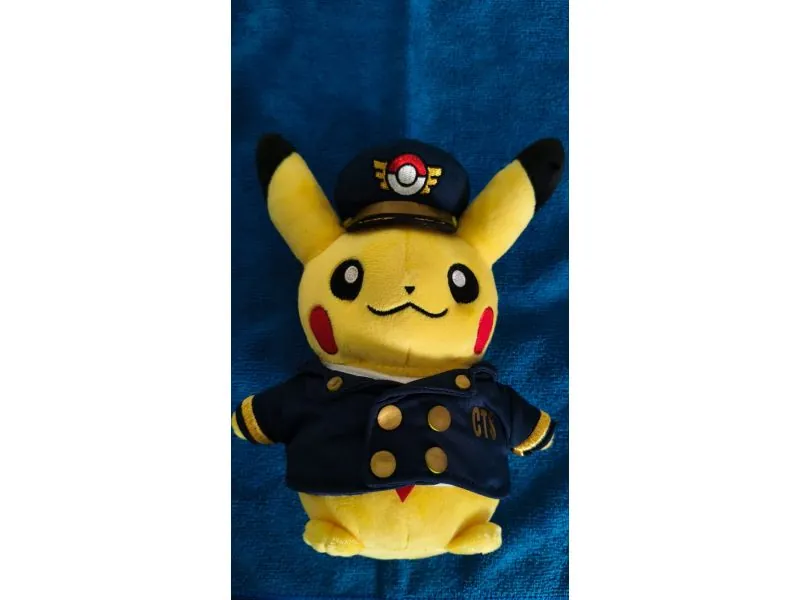 Peluche POKEMON Pikachu con traje de piloto 21cm