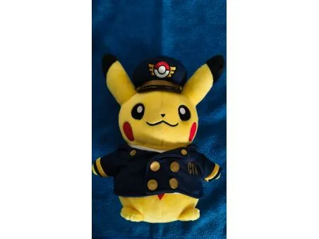 Peluche POKEMON Pikachu con traje de piloto 21cm