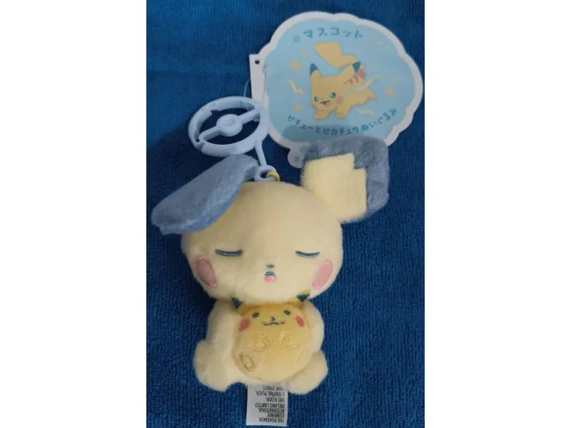 Peluche POKEMON Pichu abrazando a pikachu 13cm